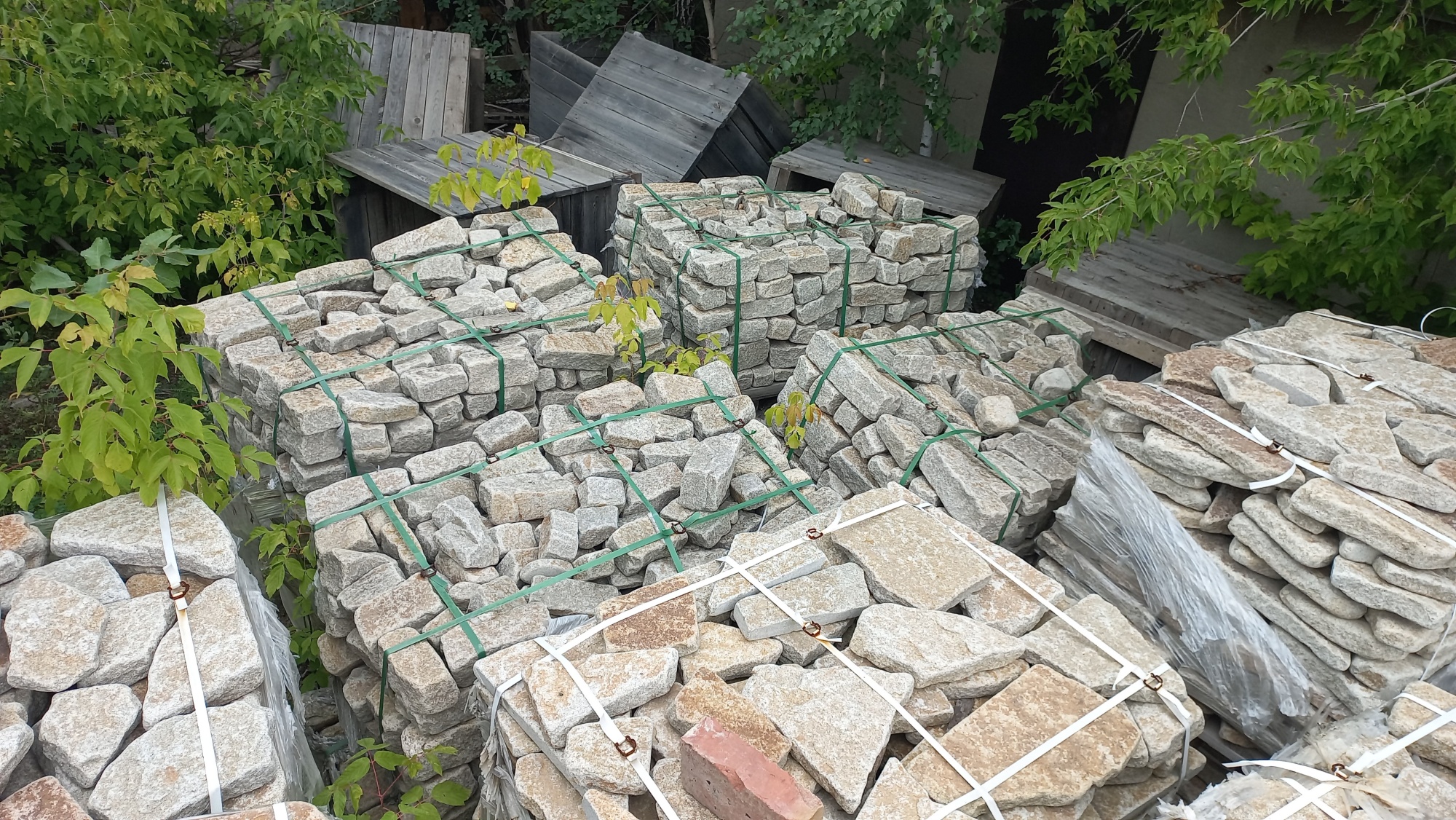 Плитняк галтованный гранитный для ландшафтного дизайна купить в Покачи