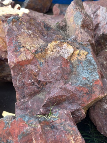 Камни для ландшафтного дизайна красно-фиолетовые 10-60 килограмм купить в Покачи