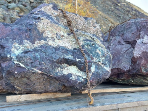 Огромные красно-фиолетовые валуны для ландшафтного дизайна весом более 5 тонн купить в Покачи