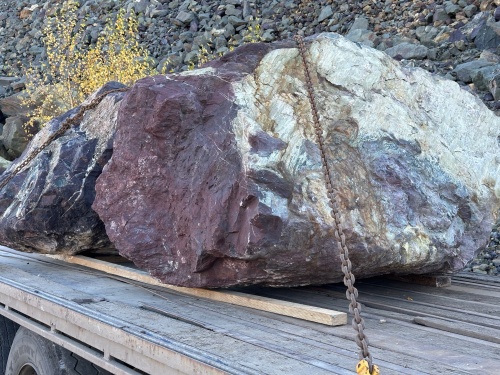 Огромные красно-фиолетовые валуны для ландшафтного дизайна весом более 5 тонн купить в Покачи