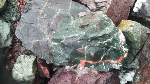 Гигантские зелёные валуны для ландшафтного дизайна весом более 5 тонн купить в Покачи