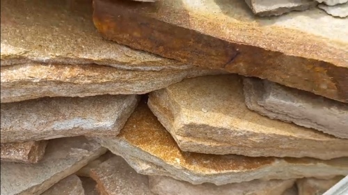 Плитняк златолит жёлтый золотистый для отмостки купить в Покачи