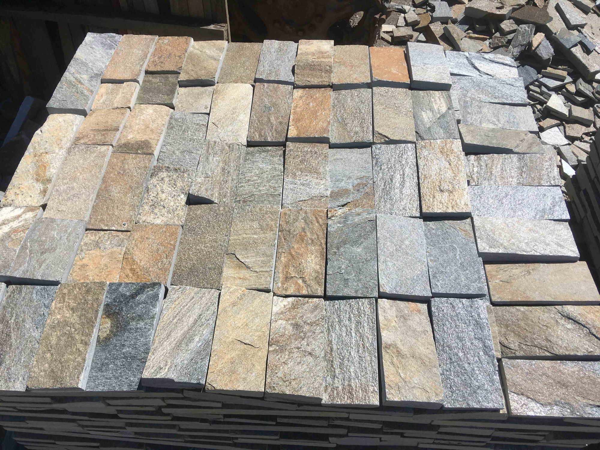 Плитка пилёная златолит Уральский для фасада купить в Покачи