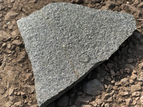 Плитняк златолит Уральский для цоколя, отмостки купить в Покачи