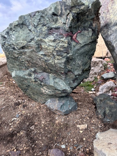 Гигантские зелёные валуны для ландшафтного дизайна весом более 5 тонн купить в Покачи