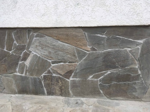 Плитняк златолит Уральский для цоколя, отмостки купить в Покачи