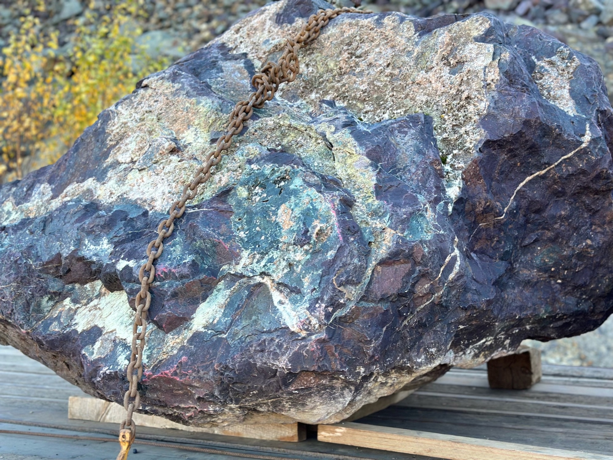 Огромные красно-фиолетовые валуны для ландшафтного дизайна весом более 5 тонн купить в Покачи