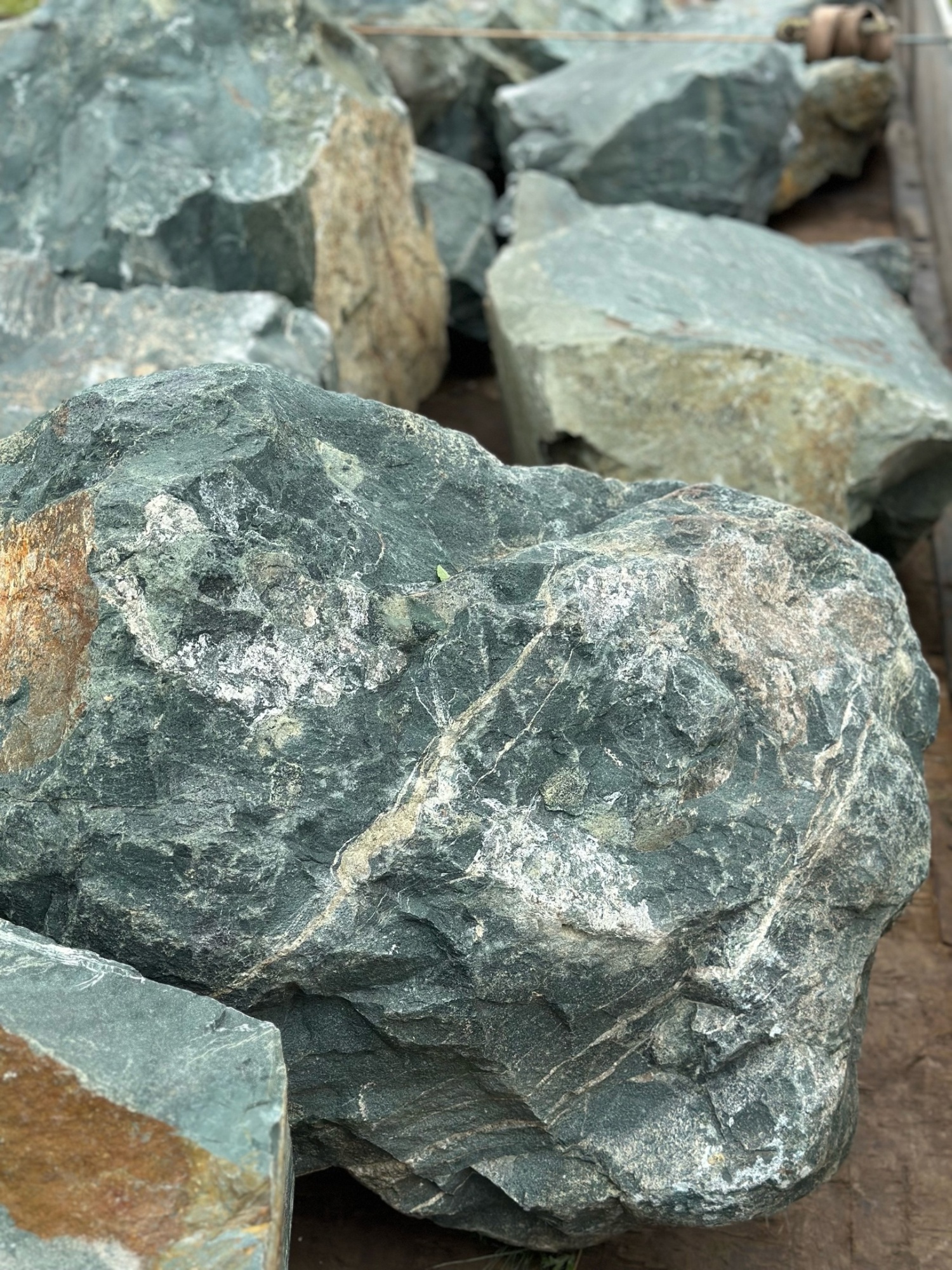 Камни для ландшафтного дизайна зелёные 10-60 килограмм купить в Покачи