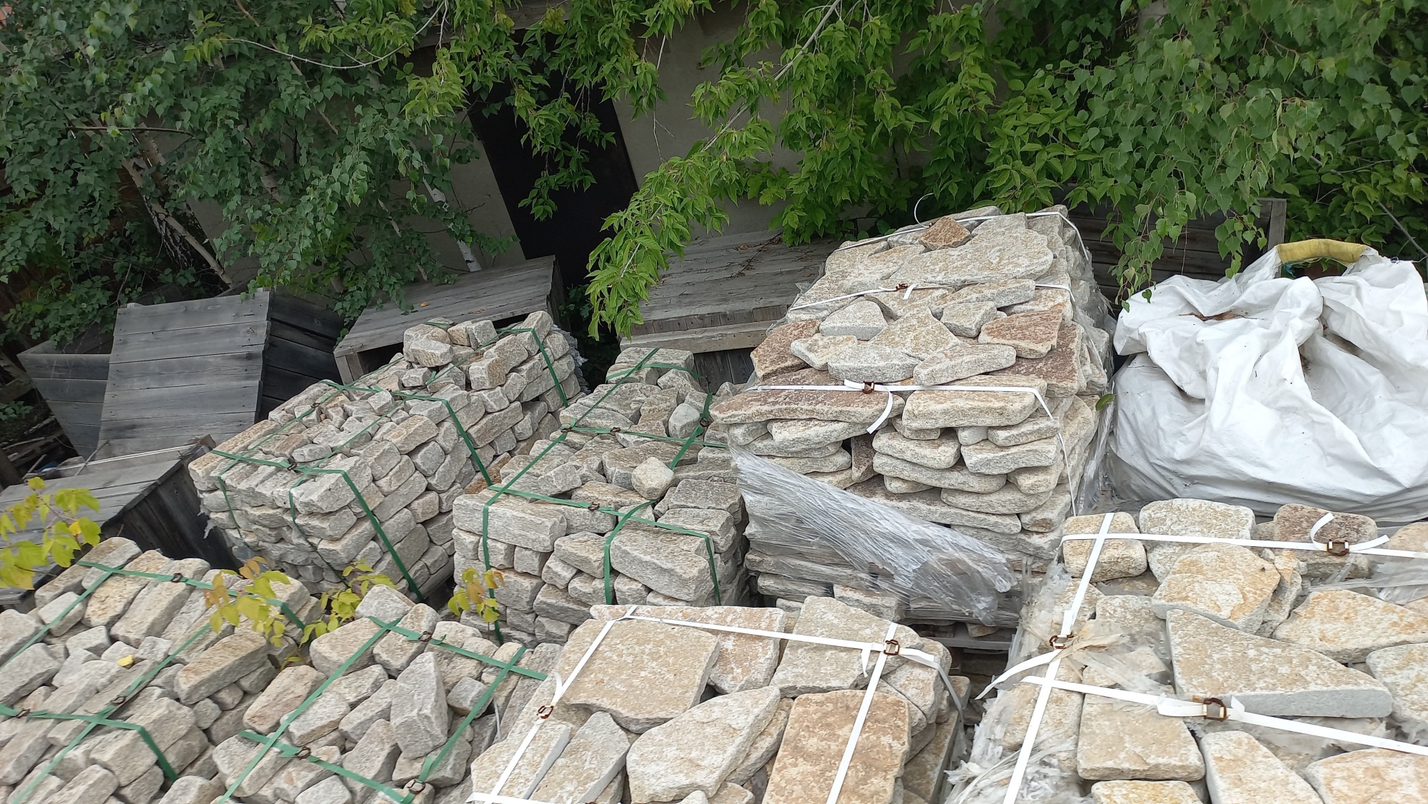 Плитняк гранитный галтованный купить в Покачи