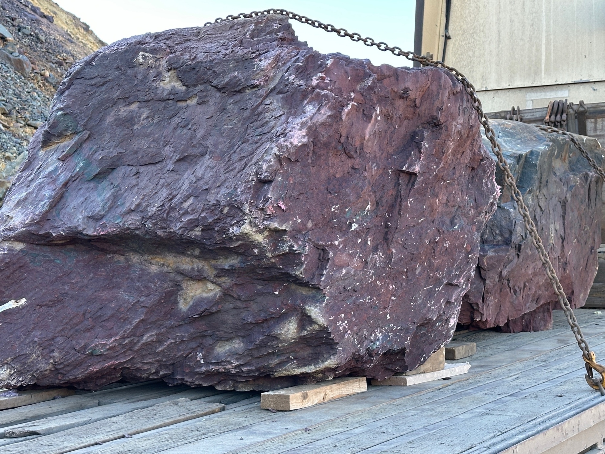 Огромные красно-фиолетовые валуны для ландшафтного дизайна весом более 5 тонн купить в Покачи