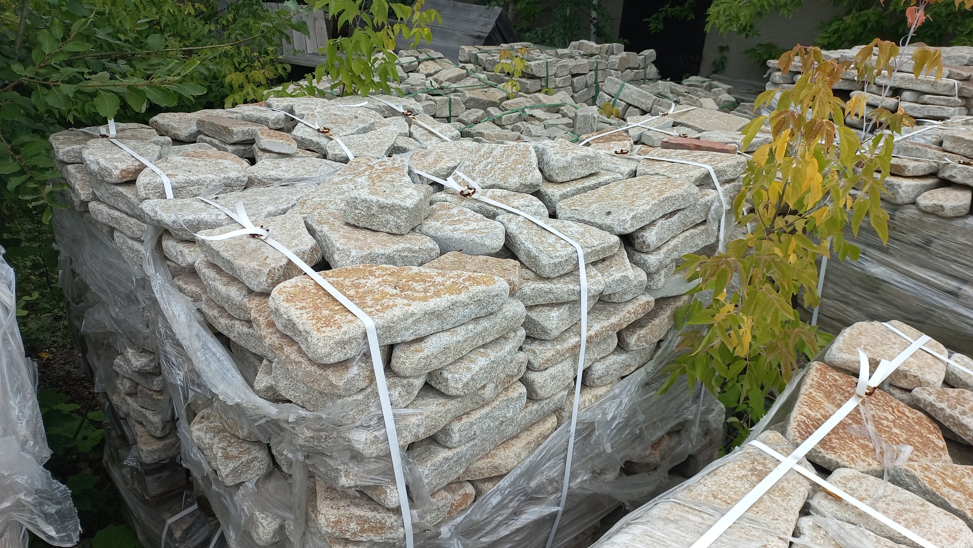 Плитняк галтованный гранитный для ландшафтного дизайна купить в Покачи