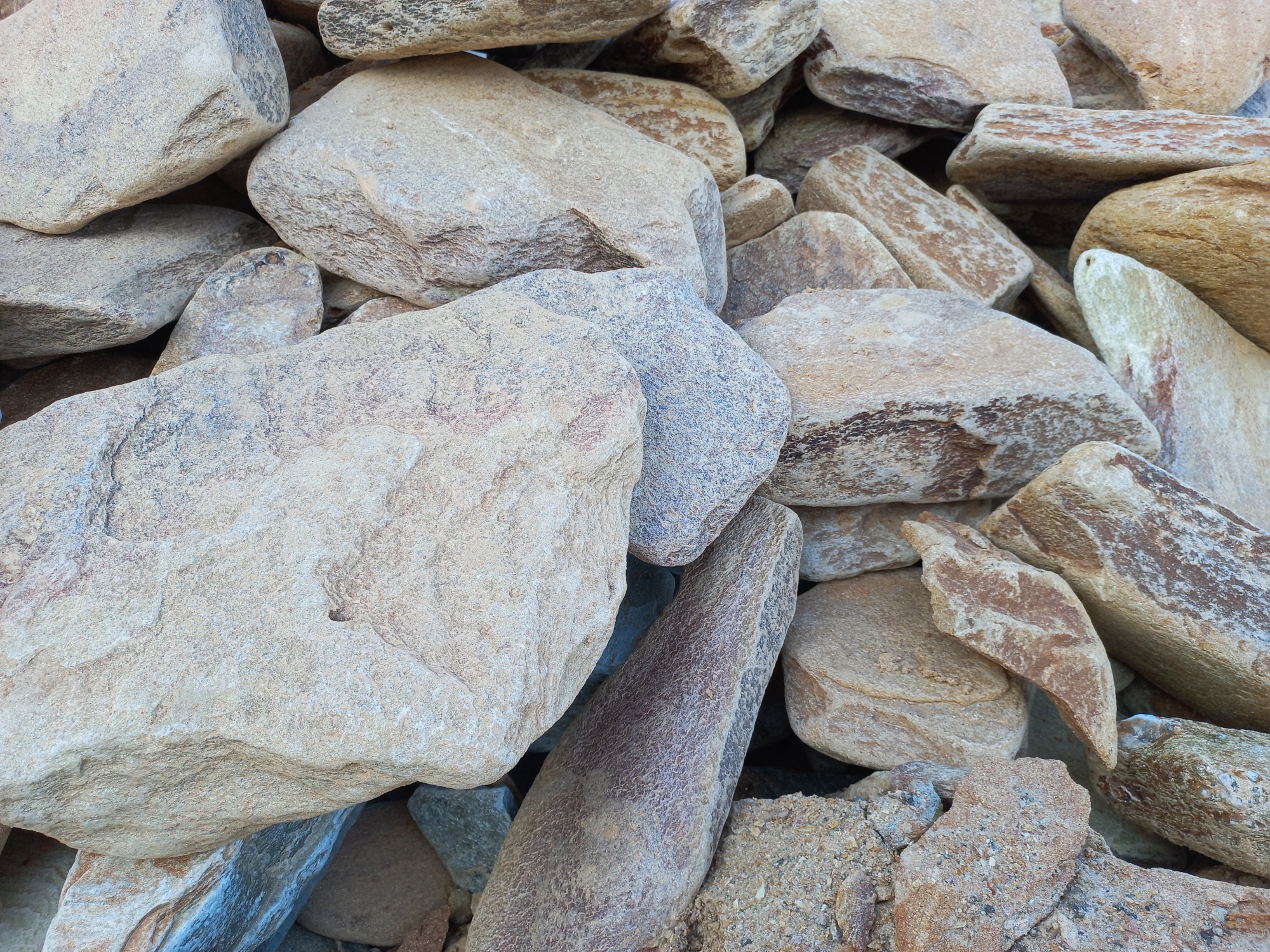 Златолит жёлтый, жёлто-зелёный глыбки и валуны для ланшафтного дизайна купить в Покачи