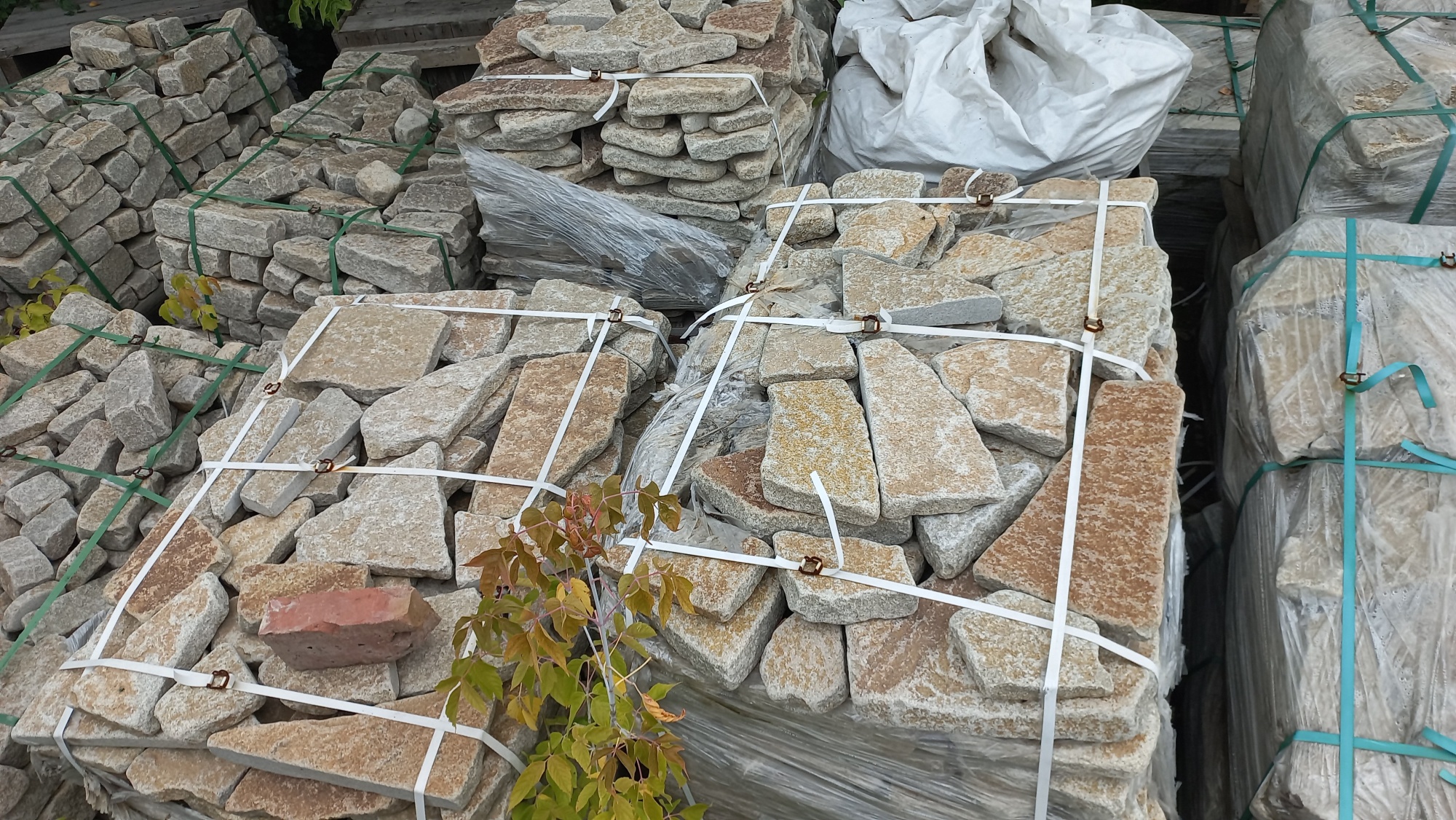 Плитняк гранитный галтованный купить в Покачи