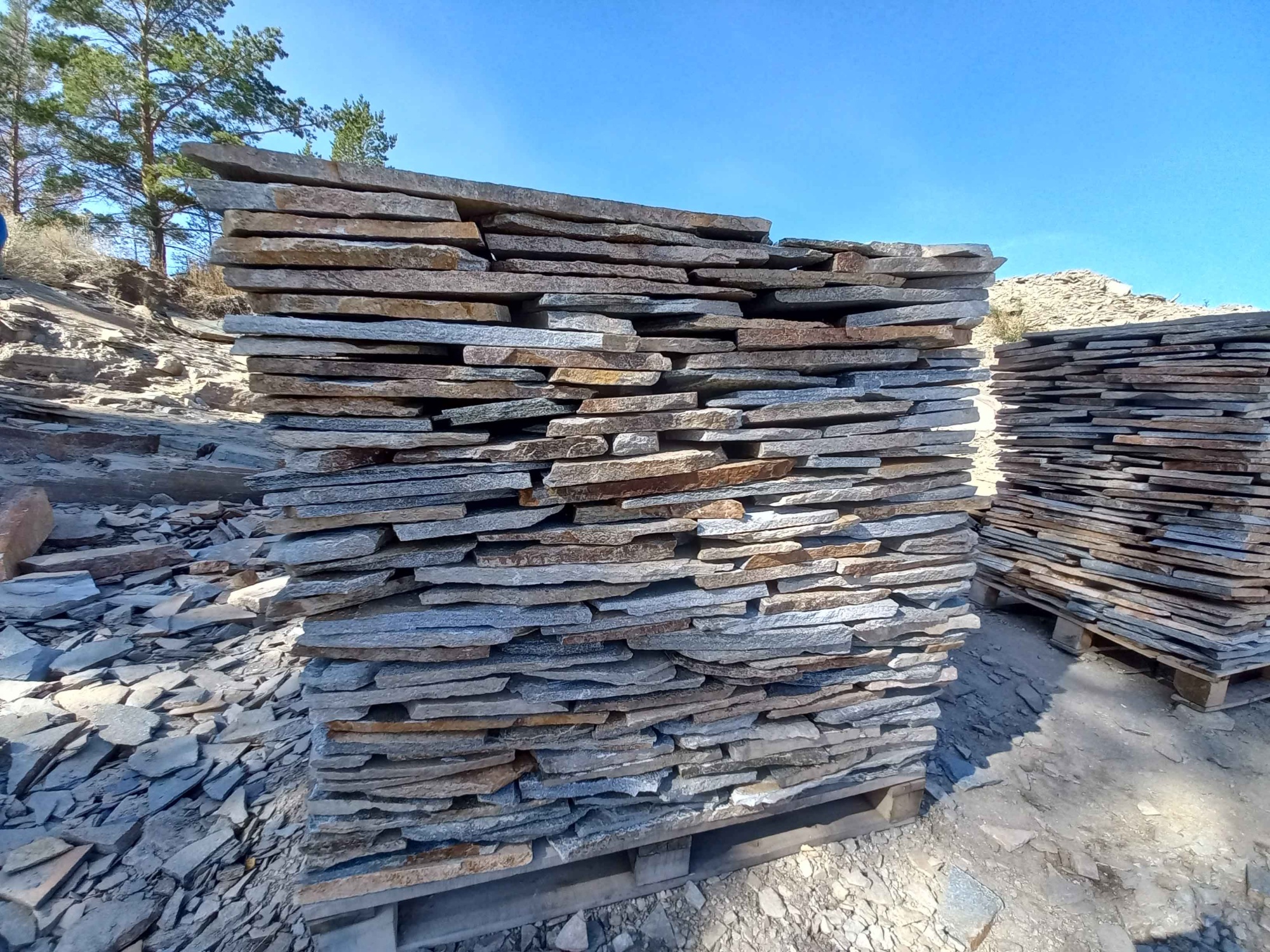 Плитняк златолит серебристый для фасада купить в Покачи