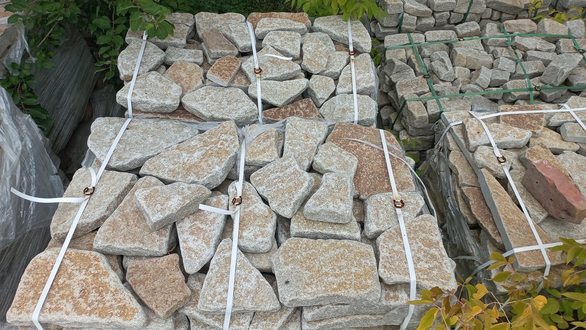 Гранитный плитняк галтованный для мощения купить в Покачи