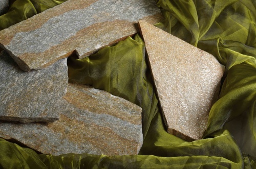 Плитняк златолит Уральский для цоколя, отмостки купить в Покачи