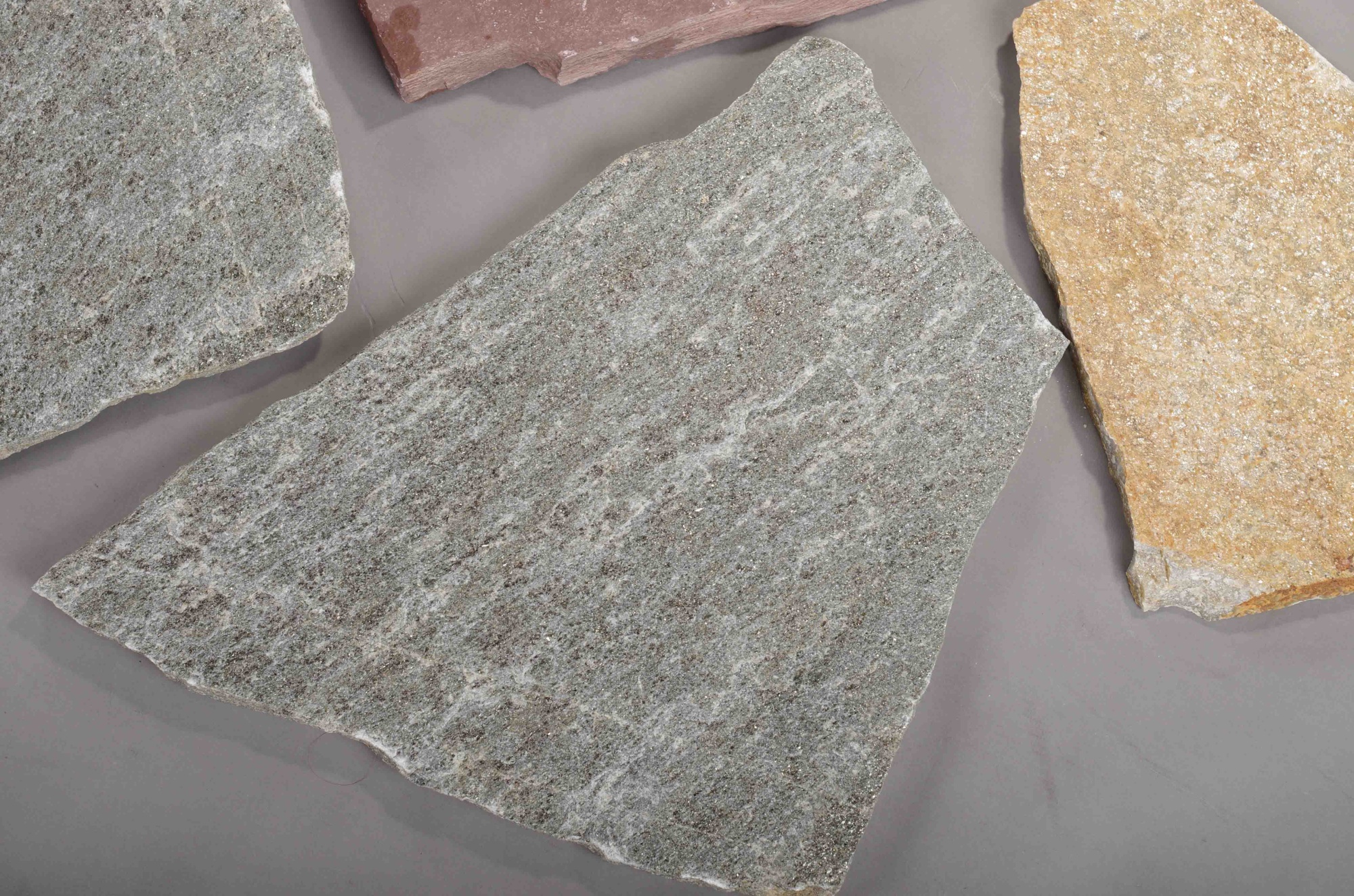 Плитняк златолит Уральский для цоколя, отмостки купить в Покачи