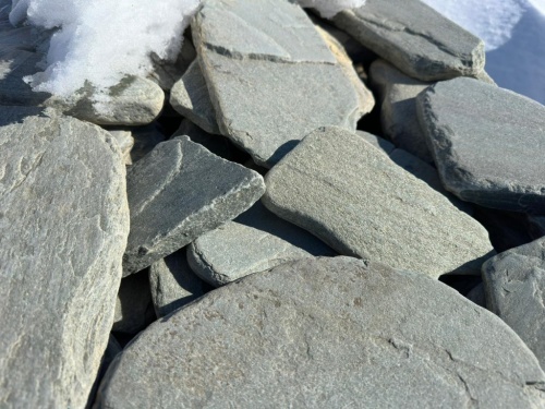 Плитняк златолит зелёный галтованный для цоколя купить в Покачи