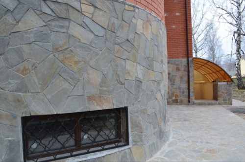 Плитняк златолит Уральский для цоколя, отмостки купить в Покачи